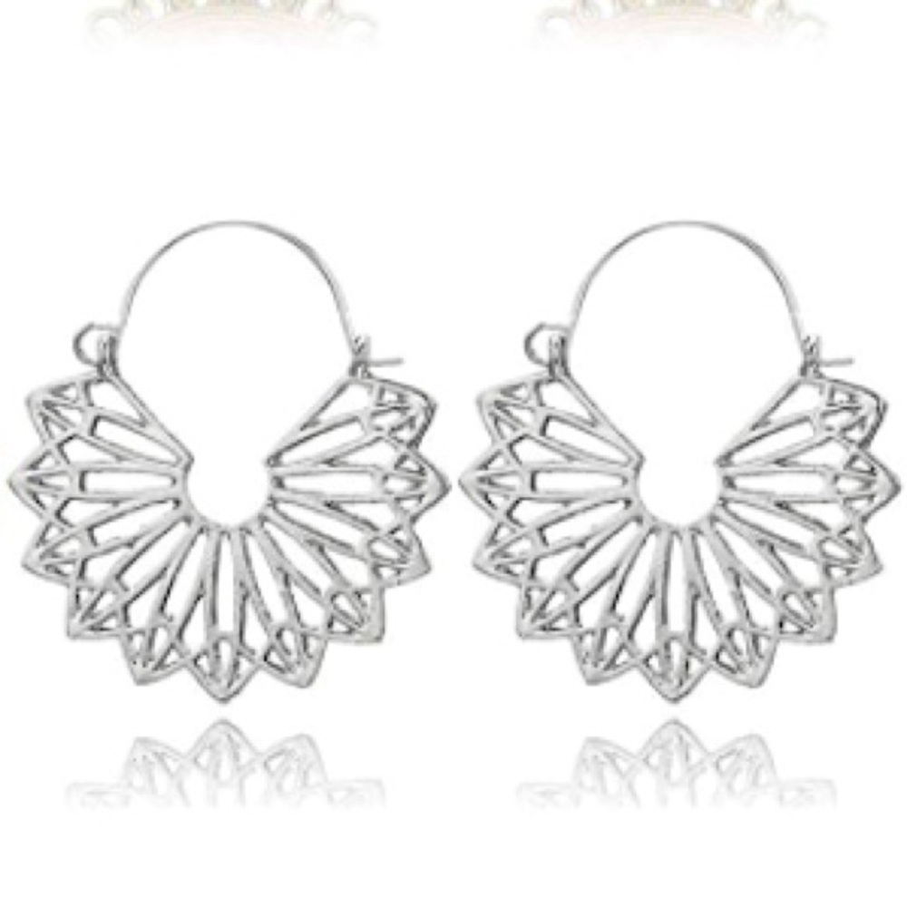 🆕Vintage/Antique Style Medallion Dangle Earrings- Silver Plated Alloy